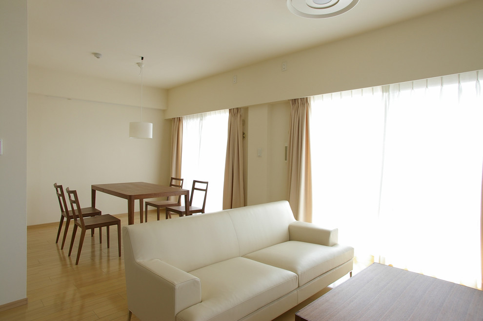 Mittelgroßes, Offenes Skandinavisches Wohnzimmer ohne Kamin mit weißer Wandfarbe, Sperrholzboden und braunem Boden in Tokio