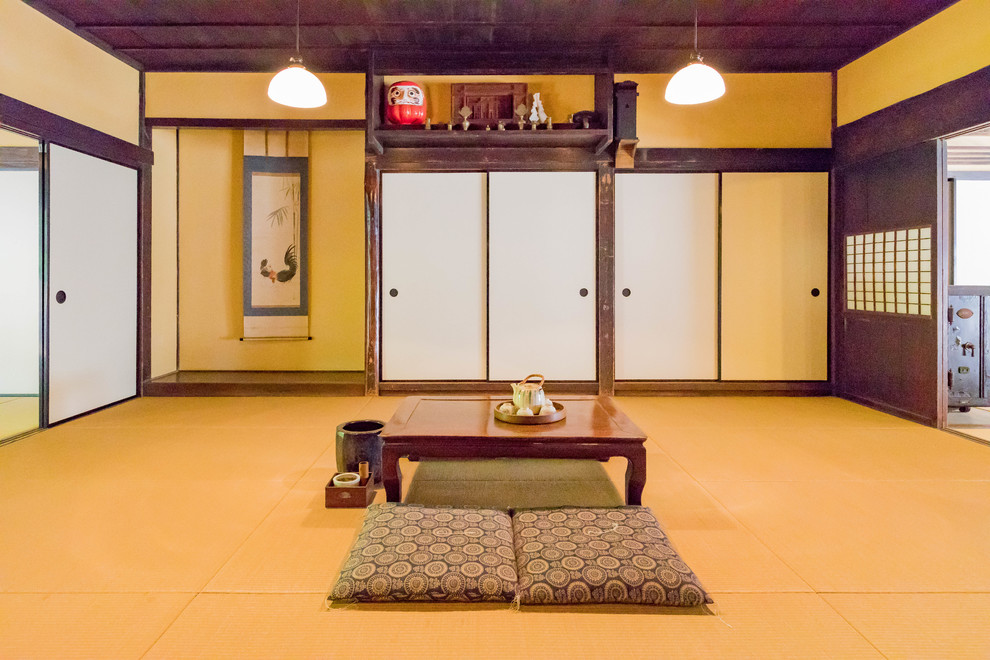 Réalisation d'une salle à manger asiatique avec un mur beige, un sol de tatami et un sol marron.