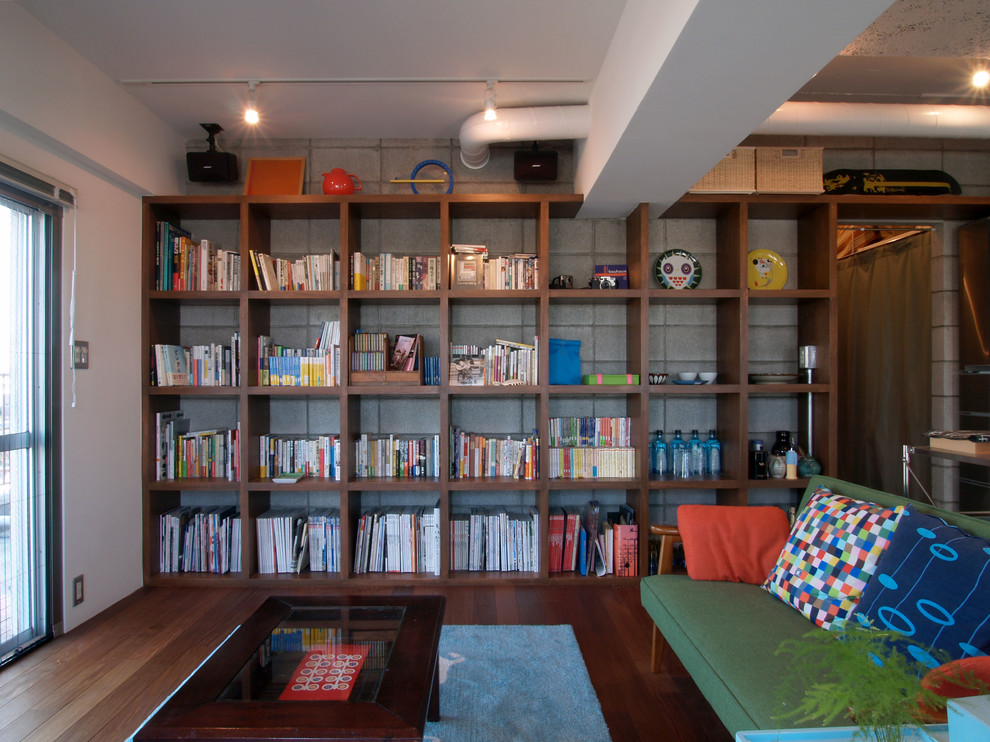 Mittelgroße, Fernseherlose, Offene Industrial Bibliothek ohne Kamin mit weißer Wandfarbe in Tokio