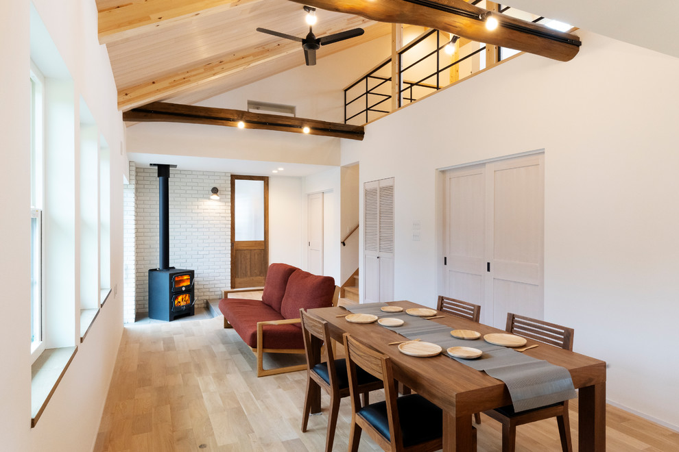 Foto de salón tipo loft minimalista con estufa de leña y marco de chimenea de baldosas y/o azulejos