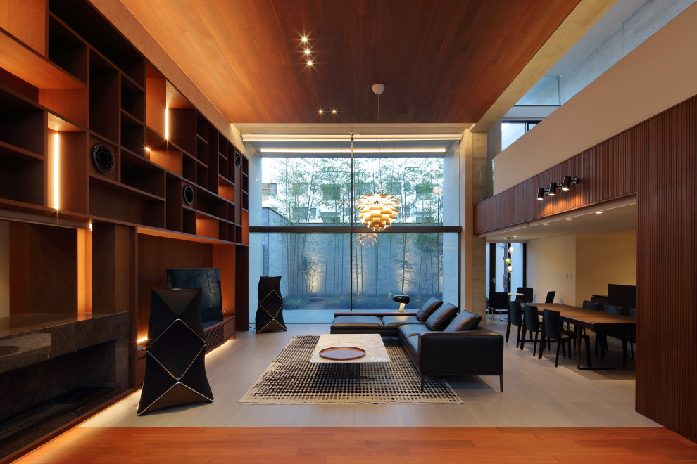 На фото: большая открытая гостиная комната в стиле модернизм с домашним баром, полом из керамической плитки, горизонтальным камином, фасадом камина из камня, отдельно стоящим телевизором, серым полом и деревянным потолком с