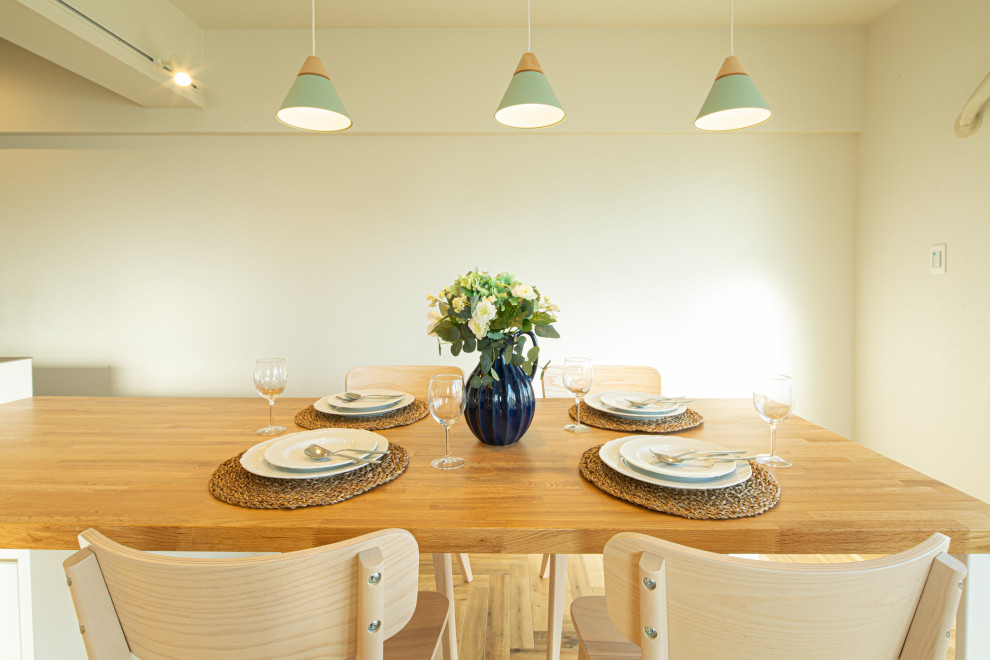 Idéer för små minimalistiska matplatser, med blå väggar, klinkergolv i porslin och brunt golv