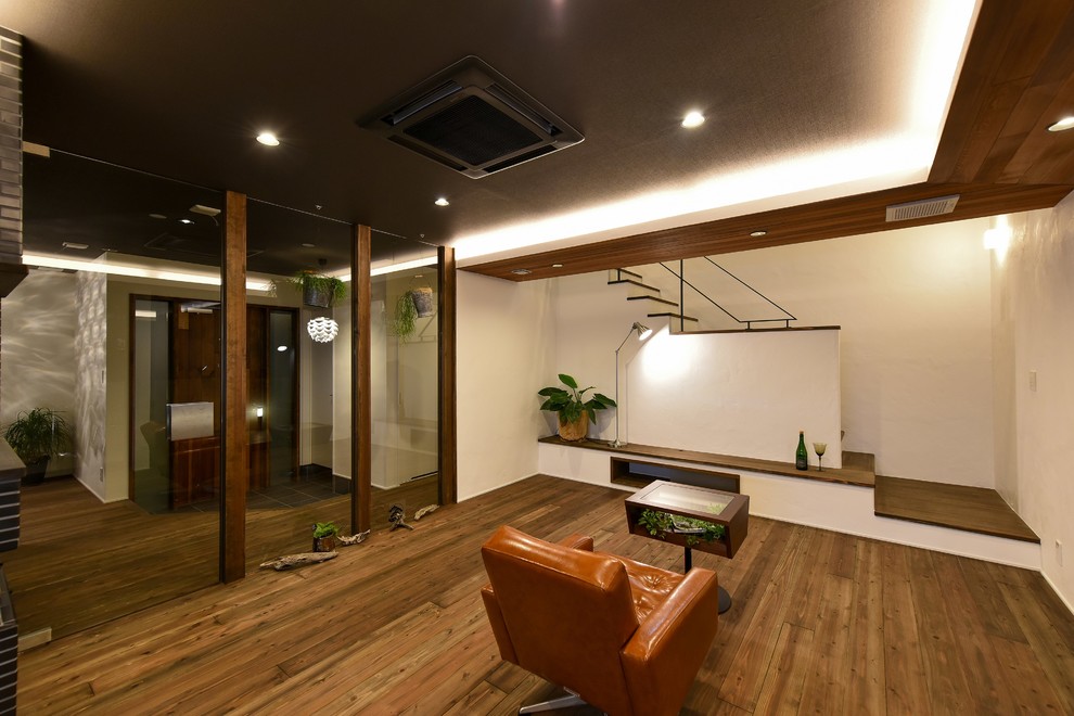 Ejemplo de salón contemporáneo con paredes blancas, suelo de madera en tonos medios y suelo marrón