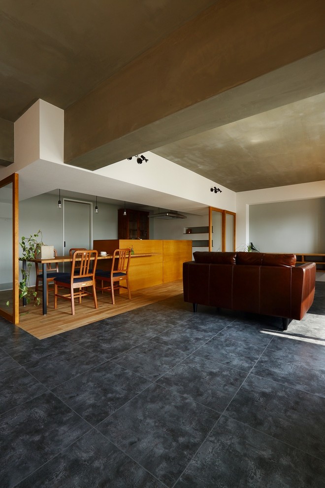 京都にある低価格の中くらいなミッドセンチュリースタイルのおしゃれなLDK (白い壁、セラミックタイルの床、壁掛け型テレビ、グレーの床) の写真