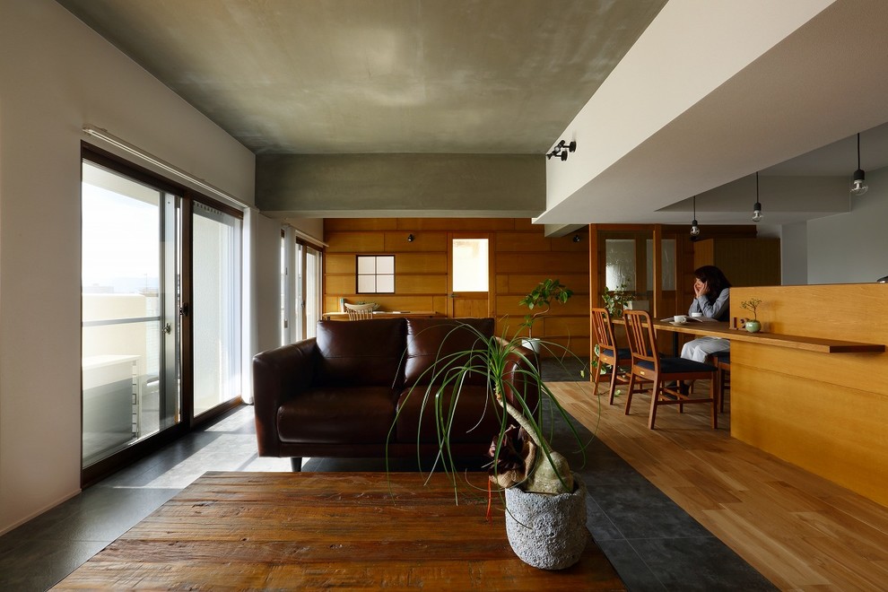 На фото: гостиная комната среднего размера в стиле ретро с белыми стенами, полом из керамической плитки и серым полом с