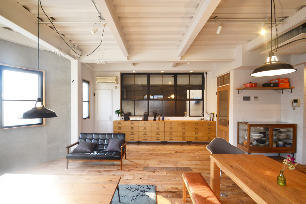 Inspiration for a living room remodel in Osaka