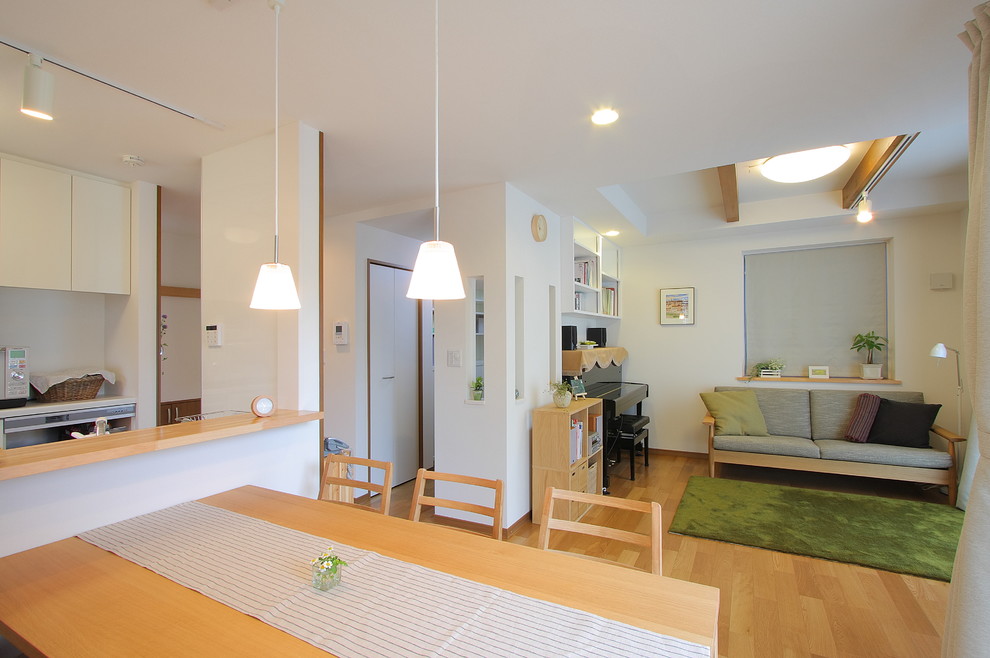 Kleines Asiatisches Wohnzimmer mit weißer Wandfarbe, hellem Holzboden und braunem Boden in Tokio Peripherie