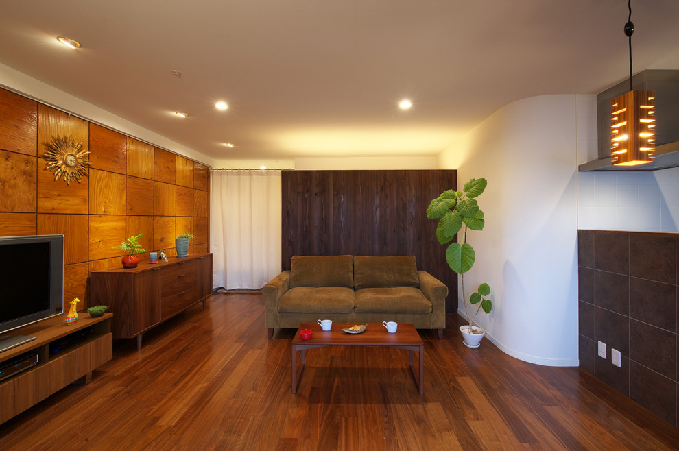 Foto de salón asiático con paredes blancas, suelo de madera en tonos medios, televisor independiente y suelo marrón