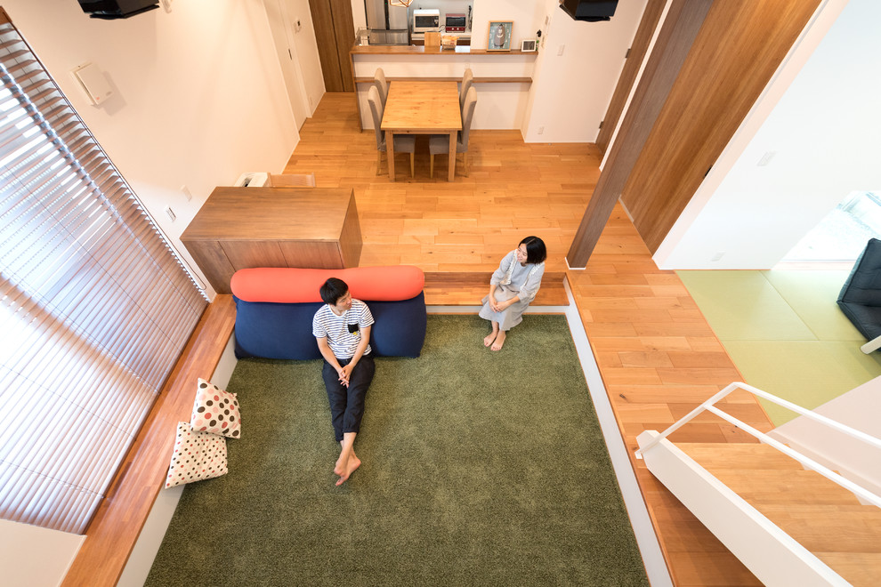 Idee per un soggiorno nordico con pavimento in legno massello medio