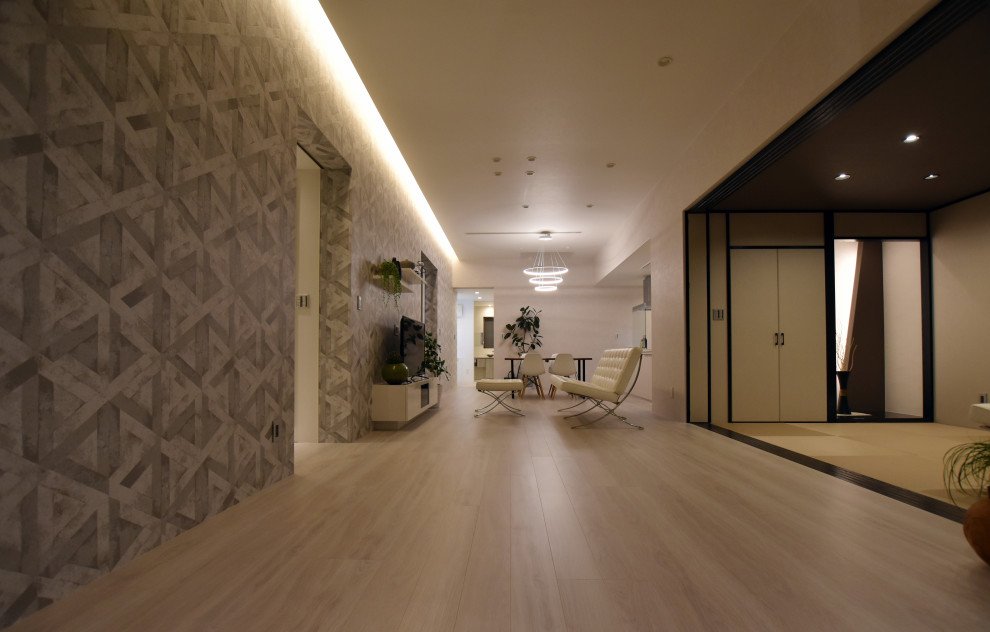 Foto på ett funkis allrum med öppen planlösning, med grå väggar, plywoodgolv och vitt golv