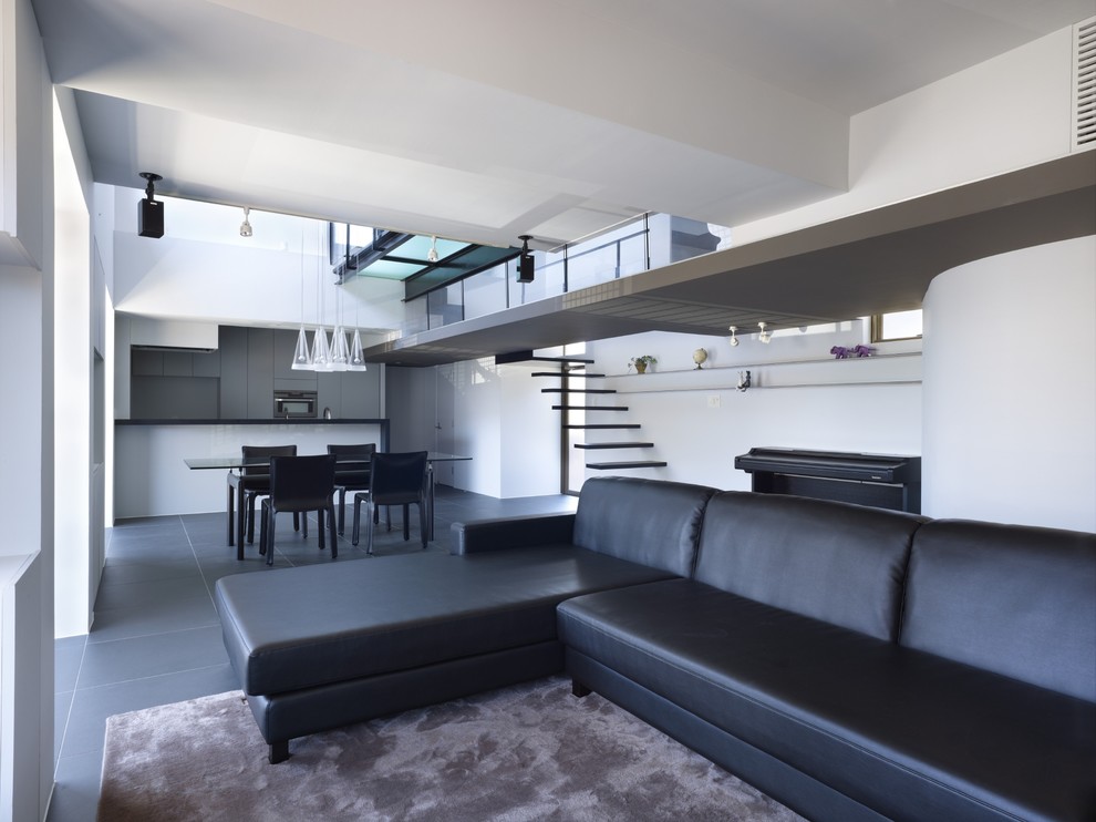 Стильный дизайн: большая открытая гостиная комната в стиле модернизм с белыми стенами и полом из керамической плитки без камина, телевизора - последний тренд