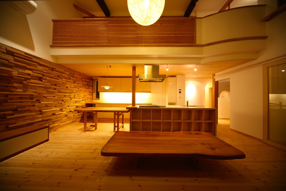 Foto de salón abierto moderno pequeño con paredes blancas, suelo de madera clara y televisor independiente