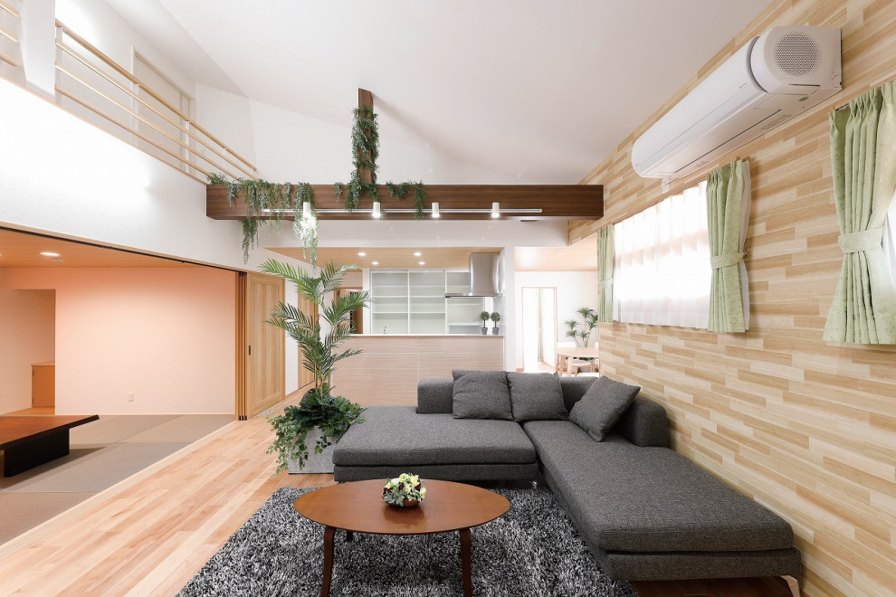 Inspiration för moderna vardagsrum, med vita väggar, ljust trägolv och beiget golv
