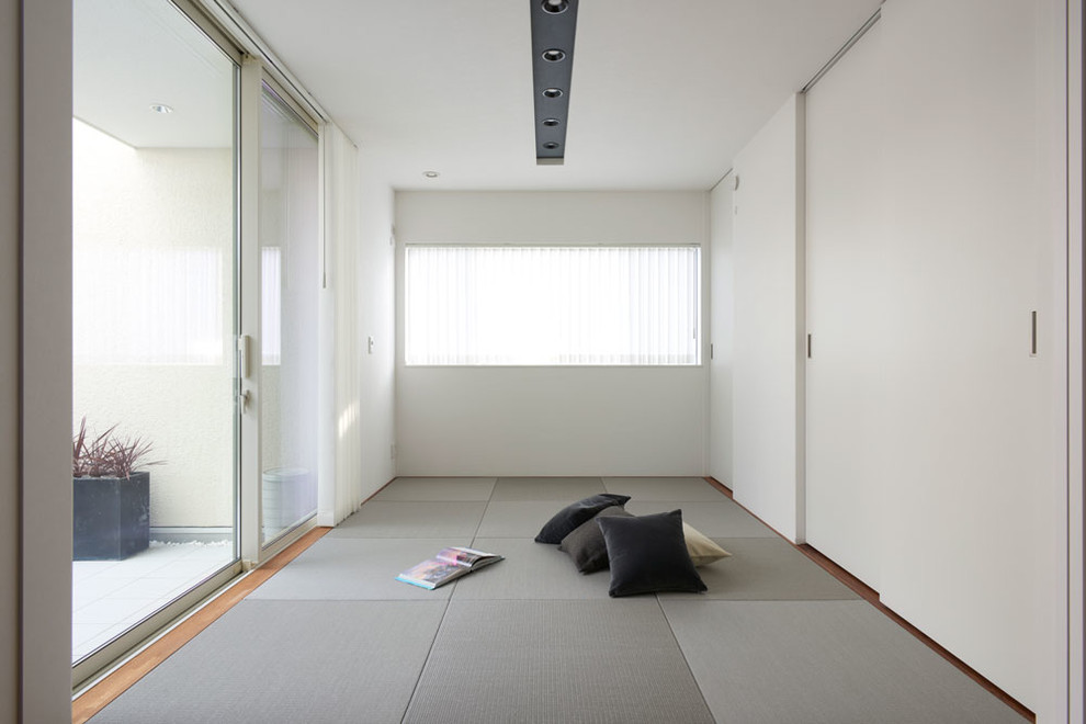 Imagen de salón minimalista sin chimenea con paredes blancas y tatami