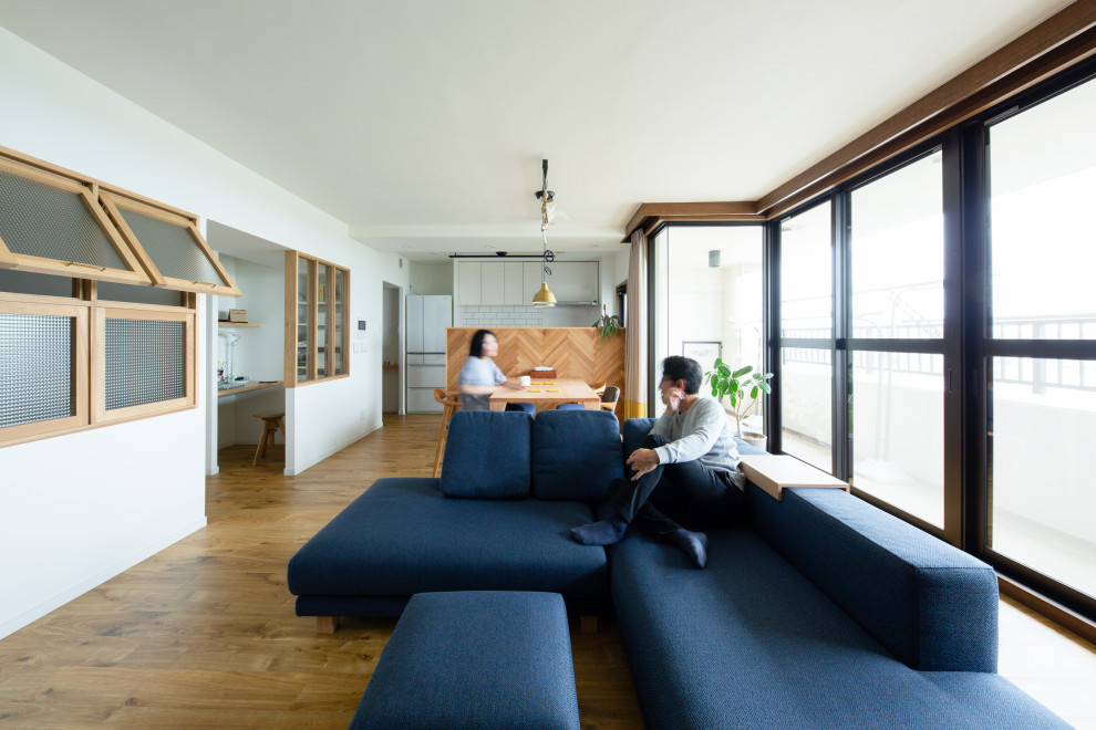 Foto di un soggiorno etnico aperto con pareti blu e TV autoportante