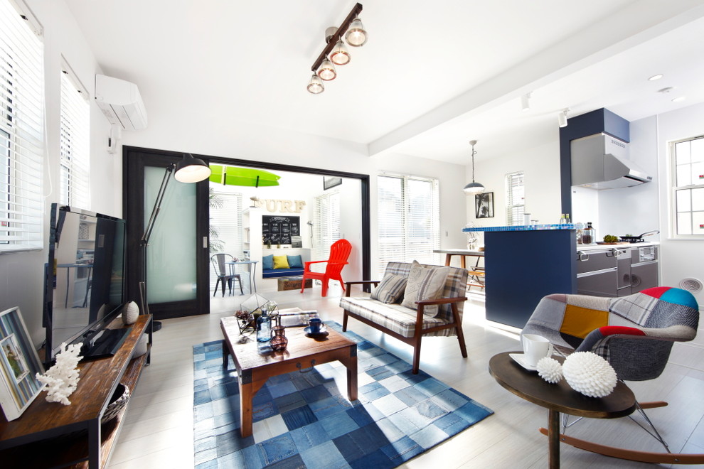 Foto di un soggiorno eclettico di medie dimensioni e aperto con pareti bianche, parquet chiaro e TV autoportante