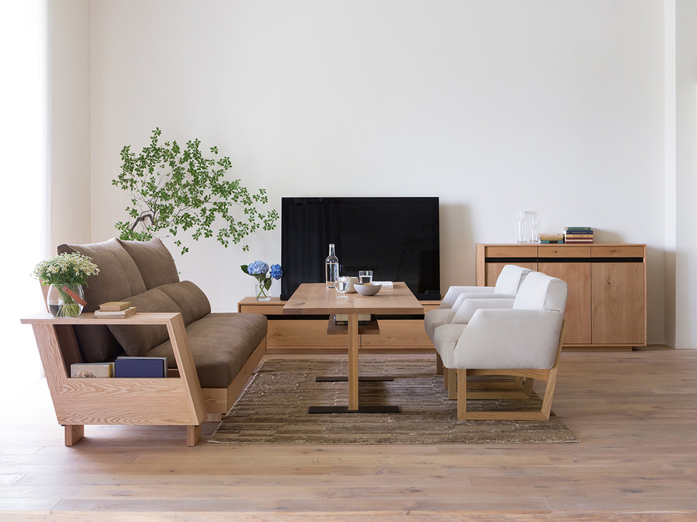 Imagen de salón abierto contemporáneo con paredes blancas, suelo de madera clara y televisor independiente
