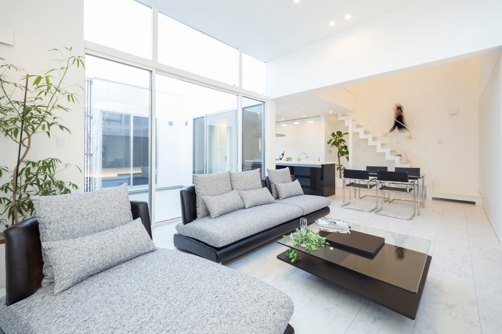 Esempio di un soggiorno minimalista aperto con pareti bianche, pavimento in compensato e pavimento bianco
