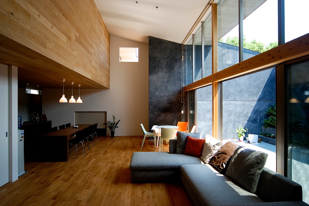 Источник вдохновения для домашнего уюта: гостиная комната в восточном стиле с белыми стенами, паркетным полом среднего тона и коричневым полом