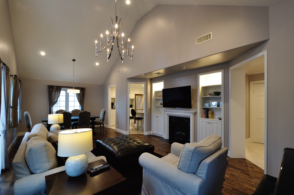Exempel på ett stort klassiskt vardagsrum, med ett finrum, grå väggar, en standard öppen spis, en väggmonterad TV och brunt golv