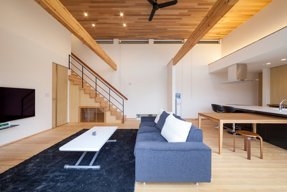 Foto di un soggiorno scandinavo con pareti bianche e pavimento marrone