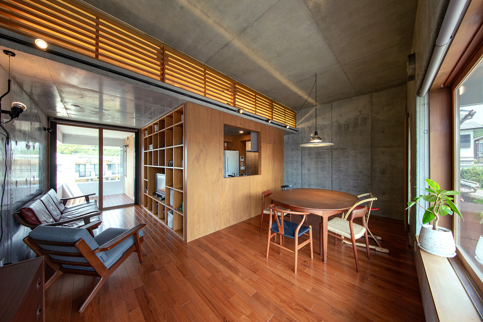 На фото: гостиная комната в восточном стиле с серыми стенами, мраморным полом и коричневым полом с
