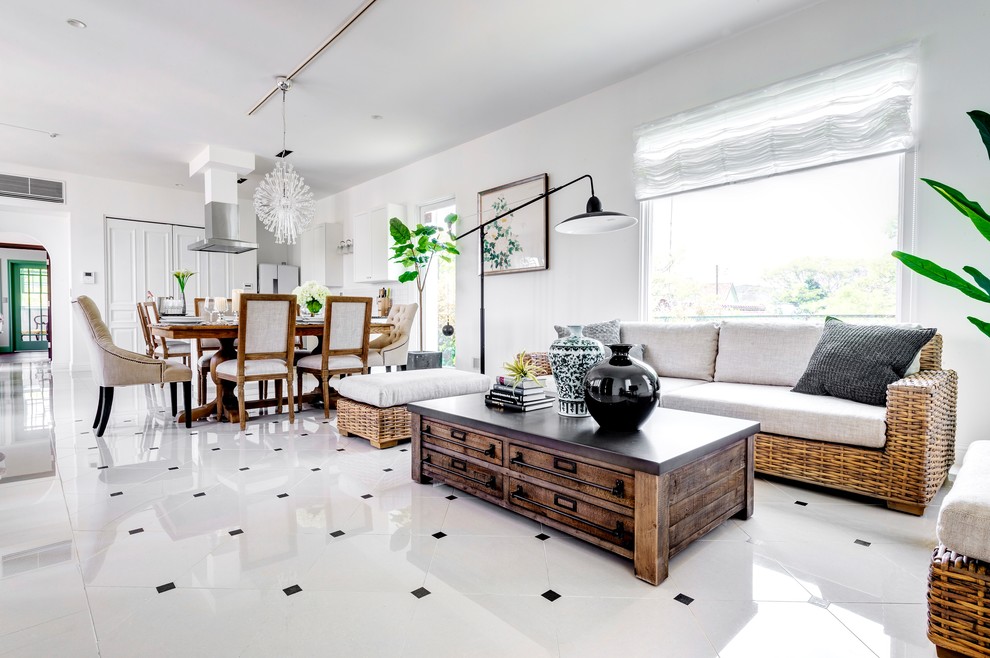 Esempio di un soggiorno tropicale con pareti bianche, pavimento in marmo e pavimento bianco
