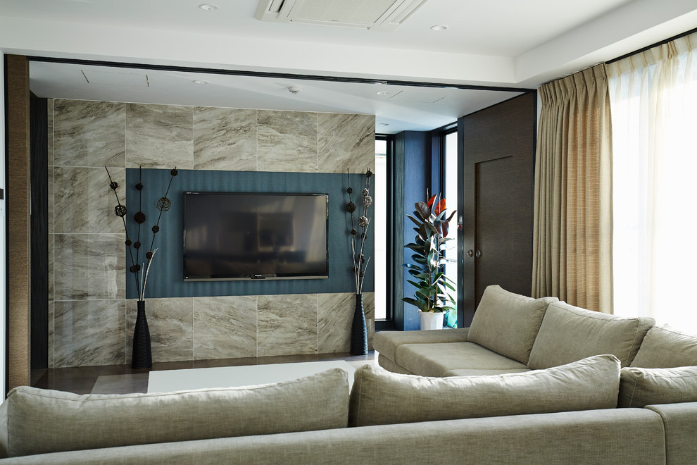 Diseño de salón abierto actual con paredes grises y televisor colgado en la pared