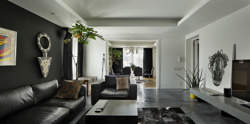 Imagen de salón actual con paredes multicolor, televisor independiente y suelo gris