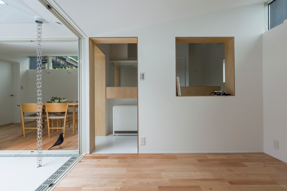 Esempio di un piccolo soggiorno nordico chiuso con pareti bianche, pavimento in vinile e pavimento bianco