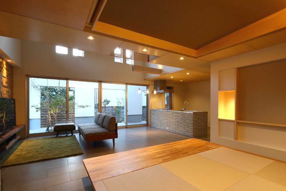Diseño de salón nórdico con paredes beige, televisor independiente y suelo marrón