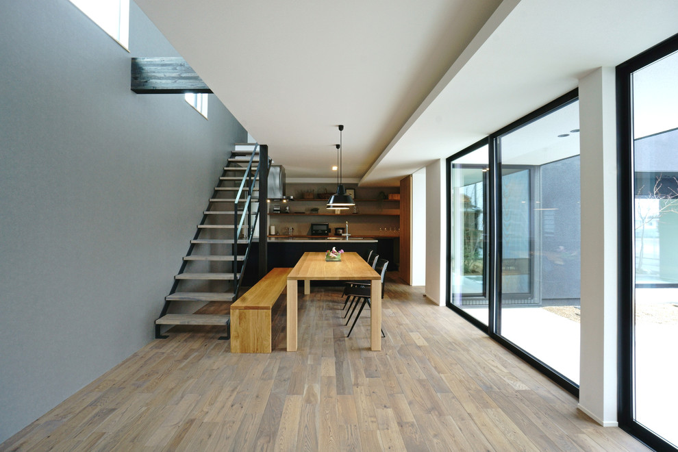 Источник вдохновения для домашнего уюта: открытая гостиная комната в современном стиле с разноцветными стенами, деревянным полом и серым полом