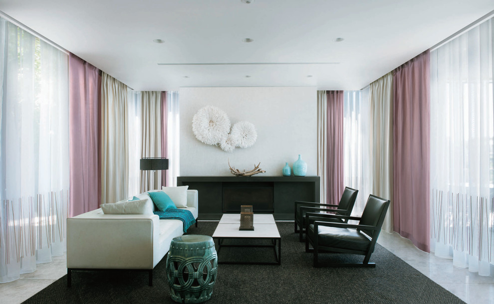 Стильный дизайн: гостиная комната в современном стиле с белыми стенами и мраморным полом без камина, телевизора - последний тренд