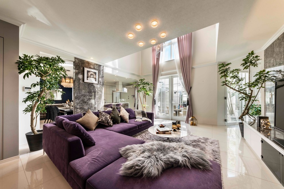 Esempio di un grande soggiorno minimalista aperto con sala formale, pareti grigie, pavimento in gres porcellanato, TV autoportante e pavimento bianco