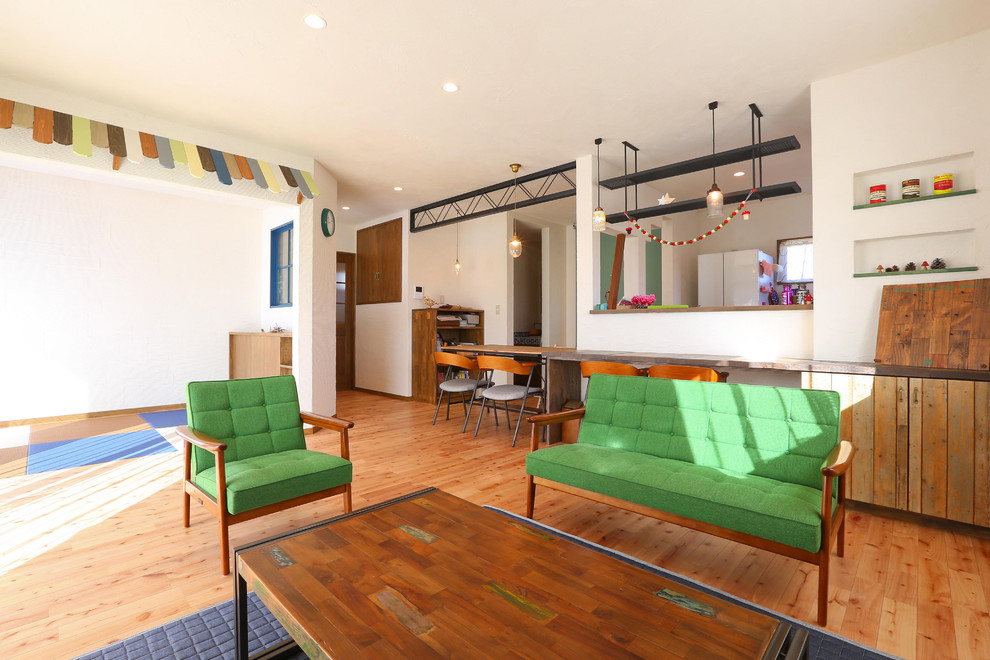 Источник вдохновения для домашнего уюта: гостиная комната в восточном стиле с белыми стенами и светлым паркетным полом