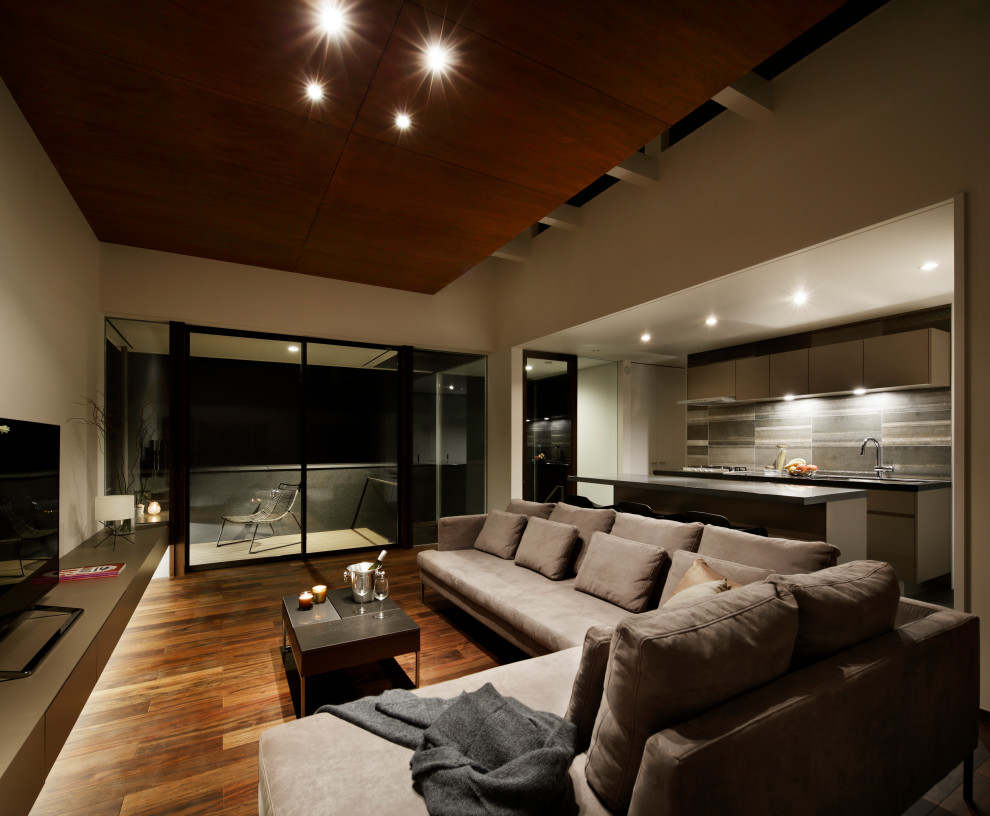 Ispirazione per un soggiorno design chiuso con pareti bianche, pavimento in compensato, pavimento marrone, soffitto in legno e carta da parati
