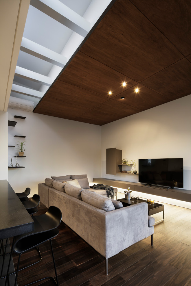 Идея дизайна: изолированная гостиная комната в современном стиле с белыми стенами, полом из фанеры, коричневым полом, деревянным потолком и обоями на стенах