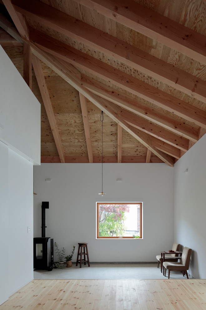Modernes Arbeitszimmer mit Studio, weißer Wandfarbe, hellem Holzboden, Kamin, weißem Boden, freigelegten Dachbalken und Tapetenwänden in Sonstige