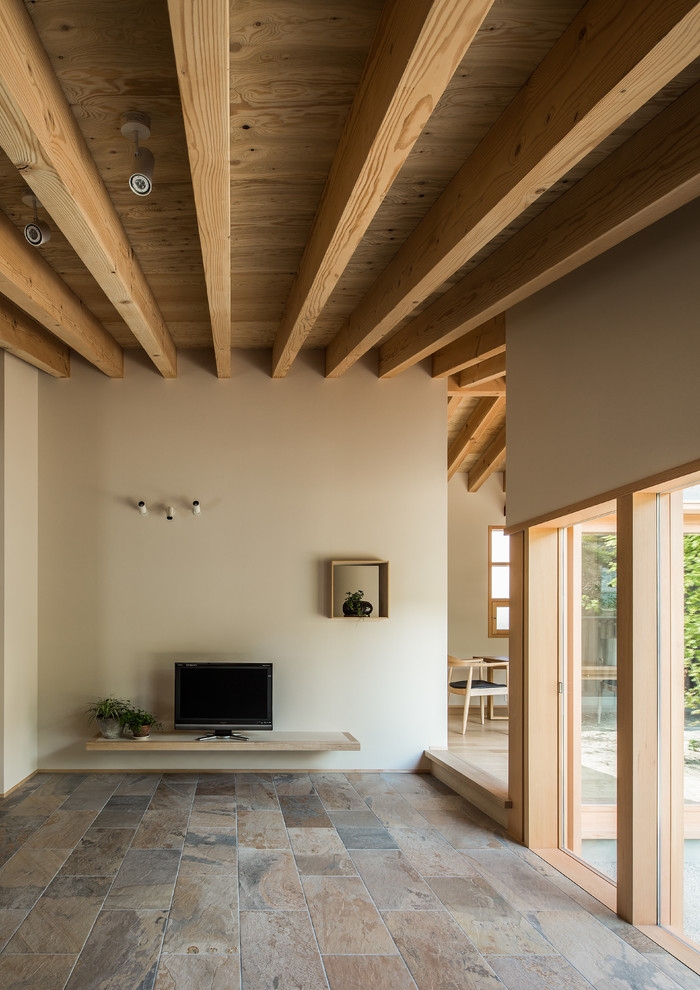 Asiatisches Wohnzimmer ohne Kamin mit beiger Wandfarbe, freistehendem TV und Keramikboden in Kobe