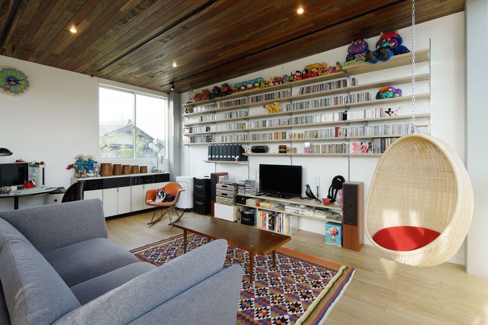 Идея дизайна: гостиная комната в стиле ретро с музыкальной комнатой, белыми стенами и светлым паркетным полом