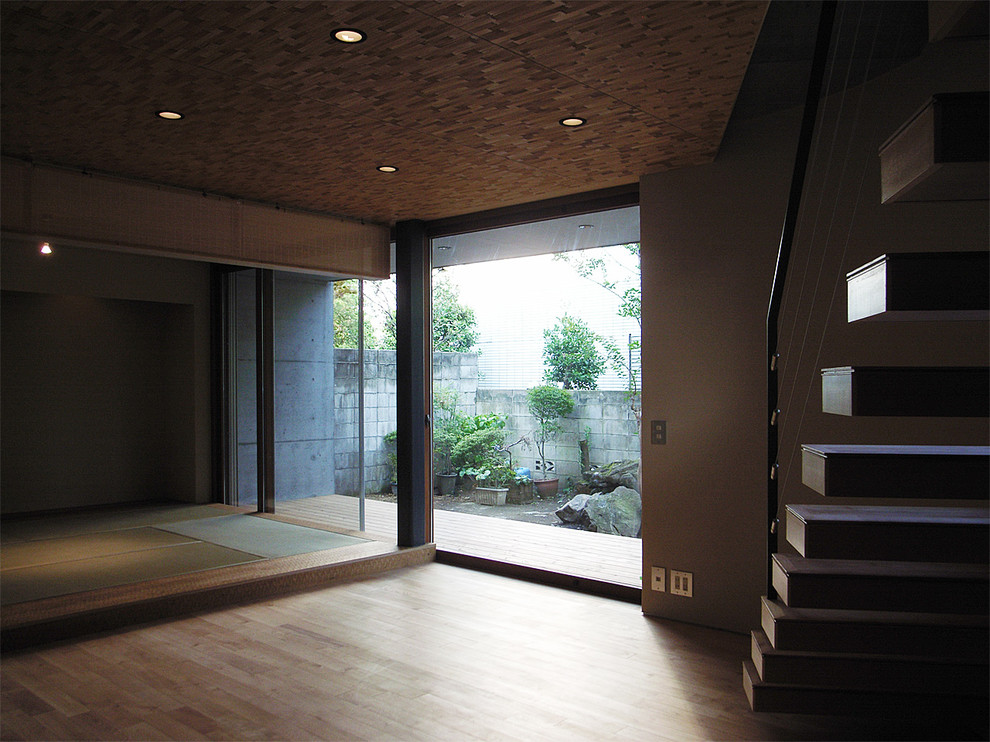 Стильный дизайн: гостиная комната в стиле модернизм с бежевыми стенами и паркетным полом среднего тона - последний тренд