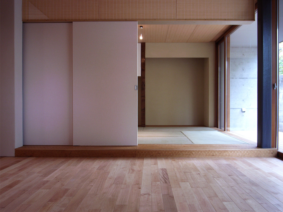 Idées déco pour un salon moderne avec un mur blanc et un sol de tatami.