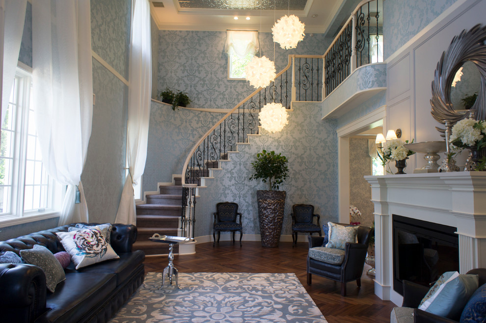Idee per un soggiorno vittoriano con sala formale, pareti blu, parquet scuro, camino classico, cornice del camino in legno e pavimento marrone