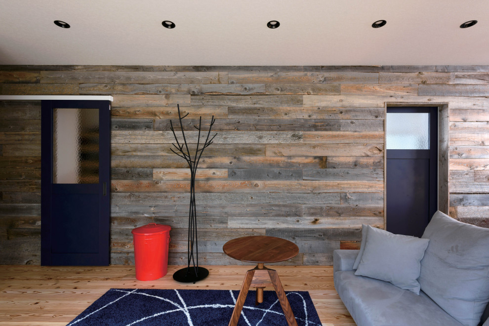 Idee per un soggiorno moderno aperto con sala formale, pareti bianche, parquet chiaro, TV a parete, soffitto in carta da parati e pareti in legno
