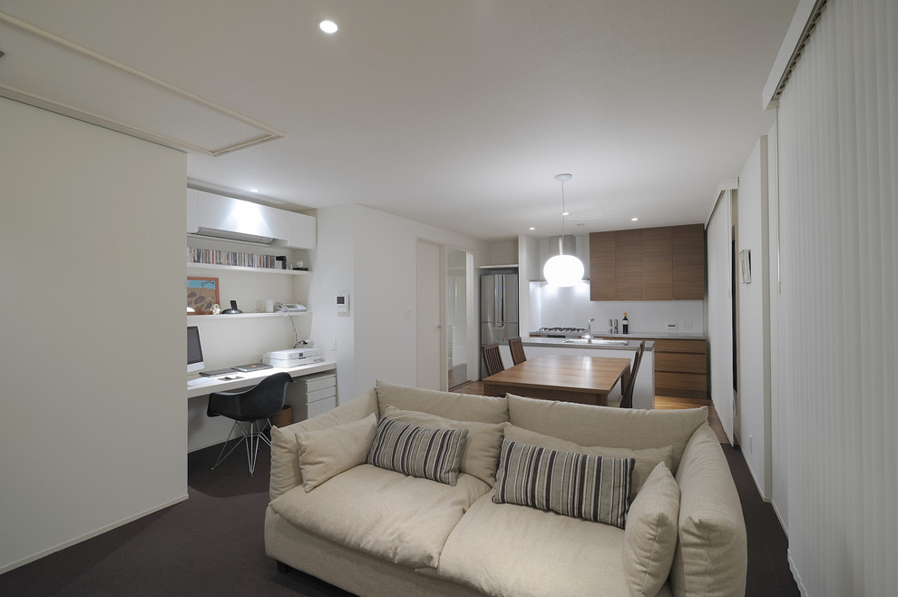 Idee per un soggiorno moderno di medie dimensioni e aperto con pareti bianche, moquette, nessun camino, TV autoportante e pavimento marrone