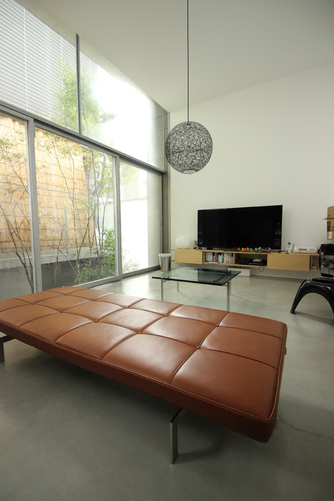 Свежая идея для дизайна: гостиная комната в скандинавском стиле с белыми стенами и отдельно стоящим телевизором - отличное фото интерьера