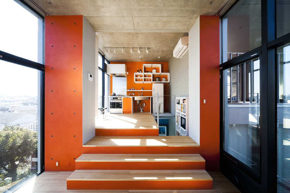 Idee per un soggiorno design aperto con pareti bianche e pavimento in compensato