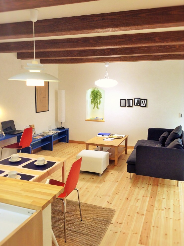 Idéer för ett minimalistiskt allrum med öppen planlösning, med vita väggar, mellanmörkt trägolv och brunt golv