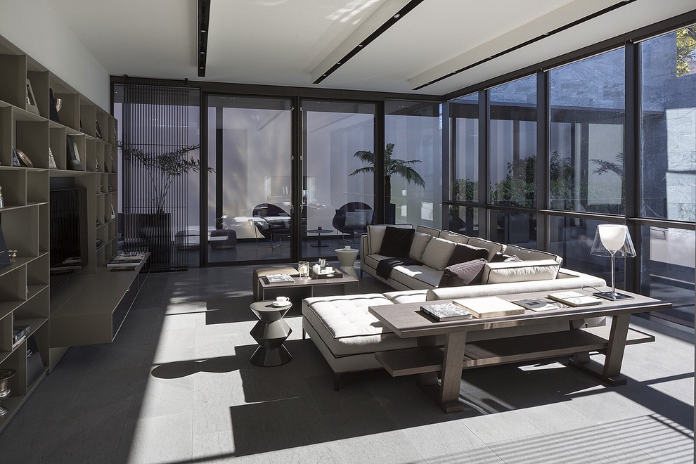 Стильный дизайн: гостиная комната в современном стиле с белыми стенами и скрытым телевизором - последний тренд