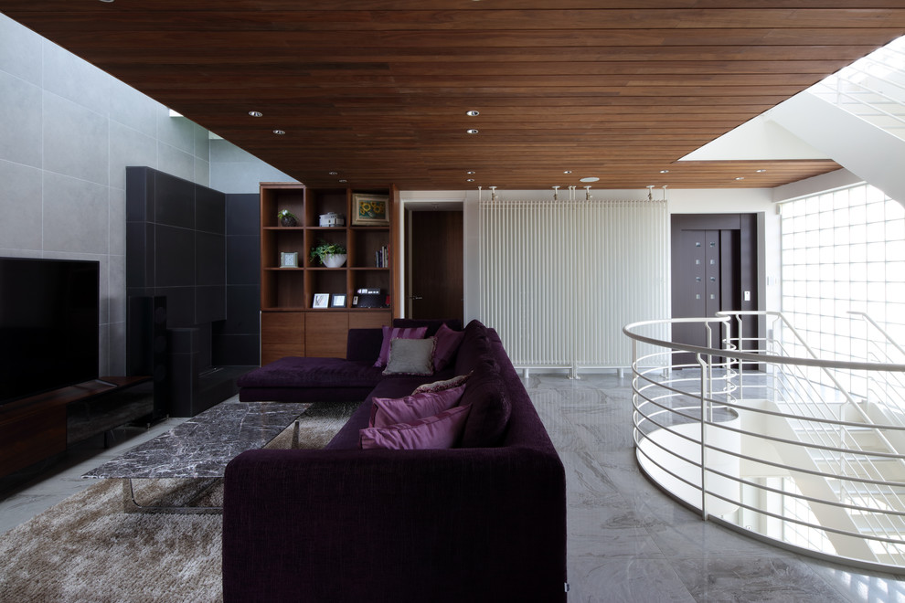 Inspiration pour un salon design avec un mur multicolore, un sol en marbre, un téléviseur indépendant et un sol gris.